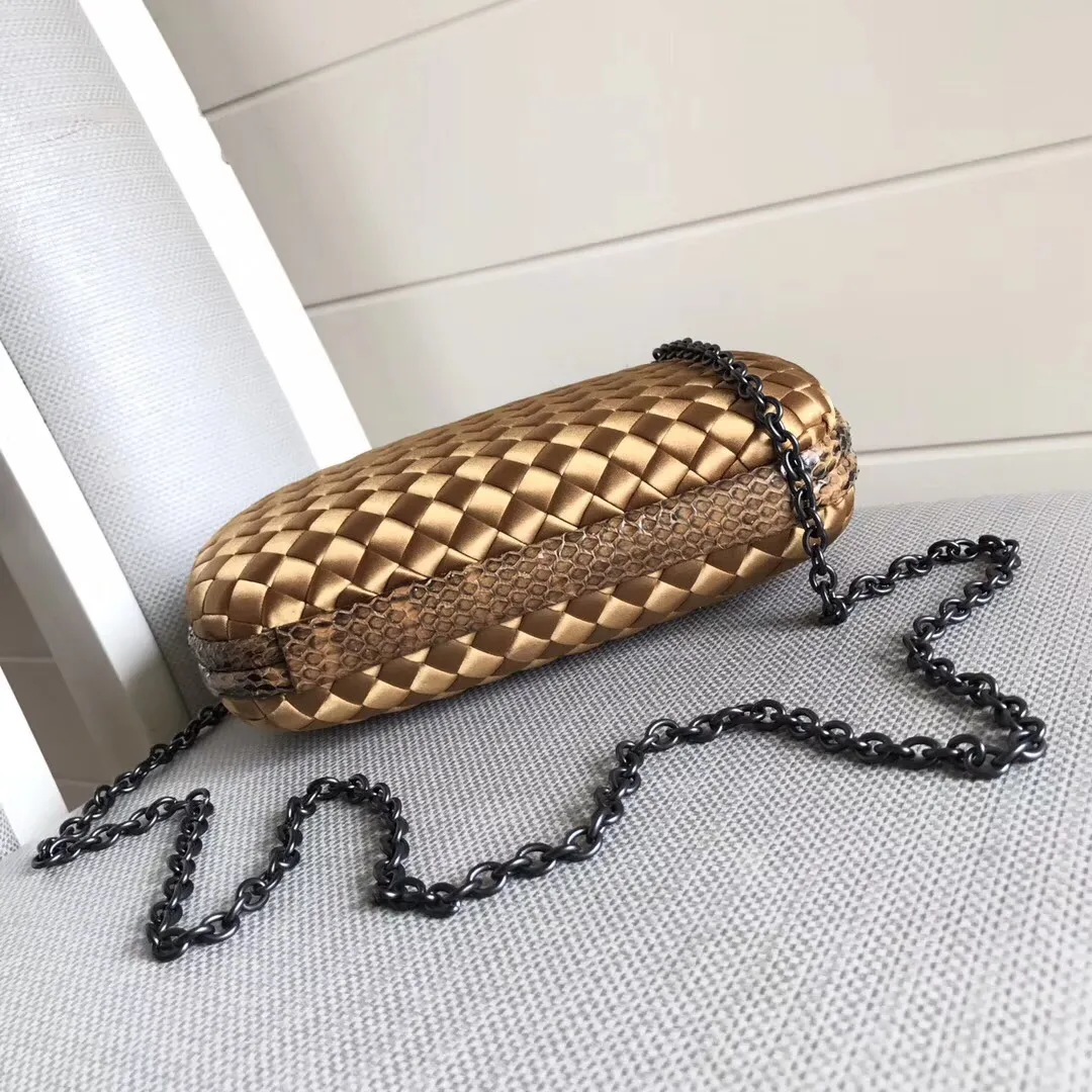 Model 8651 The popular Knot clutch ~ is made of exquisite Japanese silk fabric with freshwater snakeskin piping. It looks elegant when worn cross-body or in the hand. Petite girls can also handle it. It can hold 2 iPhone X phones. Size: 20cm*12cm M56530